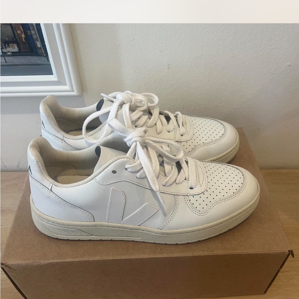 Veja White Leather Low-Top Sneakers - Picture 3 of 6
